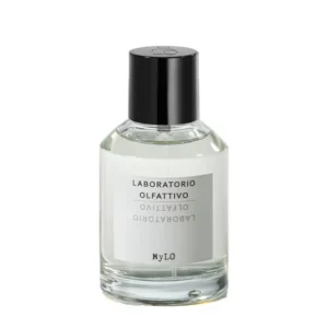 MyLO è un profumo floreale e muschiato che celebra il giglio bianco con eleganza. Fragranza luminosa, raffinata e avvolgente