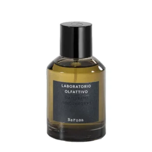 Nerosa Laboratorio Olfattivo è una rosa oscura e sensuale, avvolta da oud, ambra e spezie. Fragranza fiorita-orientale. Dalla scia persistente