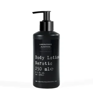 Body Lotion Nerotic Laboratorio Olfattivo. Emulsione soffice e nutriente, ad assorbimento rapido, che idrata in profondità senza ungere. Formulata con olio di Argan, olio di Jojoba, Burro di Karité e Acido Ialuronico, dona morbidezza e compattezza alla pelle, che apparirà subito più liscia, levigata e intensamente profumata. La fragranza, ad alta concentrazione, prolunga la scia del profumo anche dopo ore dall’applicazione. Con un pack elegante da 250 ml, ispirato alle linee essenziali delle Eau de Parfum, la linea Persona porta il linguaggio dell’alta profumeria nel gesto quotidiano, esaltando il piacere della cura personale Profumazione Body Lotion Nerotic Le note secche, legnose, cuoiate e affumicate della Body Lotion Nerotic incontrano accenti ambrati e rotondi, in una danza sensuale tra maschile e femminile, tra rigore e abbandono. Nerotic non ha genere. Ha solo un corpo da abitare. Il tuo.