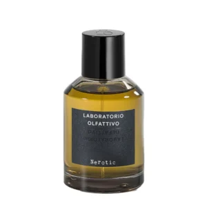 Nerotic Laboratorio Olfattivo è un profumo ipnotico e sensuale, con bergamotto, zafferano, cuoio e note affumicate.