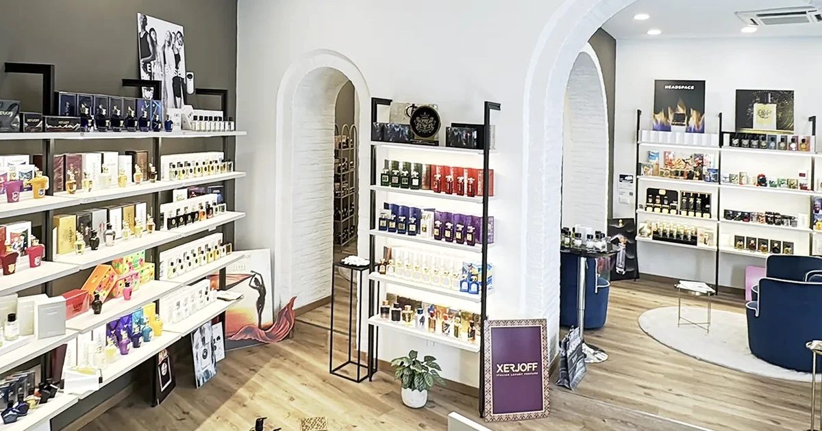 profumi-nicchia-materie-prime-profumeria-artistica materie prime della profumeria artistica su tavolo di legno – profumi di nicchia Absoluta