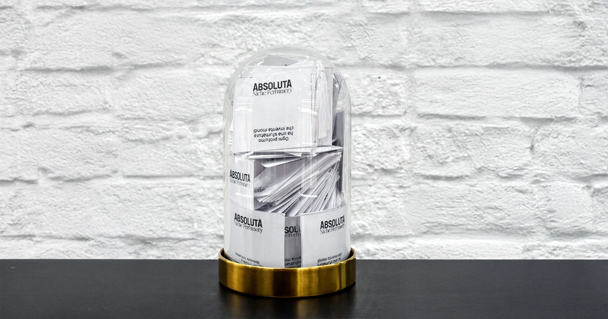 Come spruzzare il profumo: dove metterlo e quante spruzzate. Mouillettes utilizzate per testare i profumi nella profumeria di nicchia Absoluta