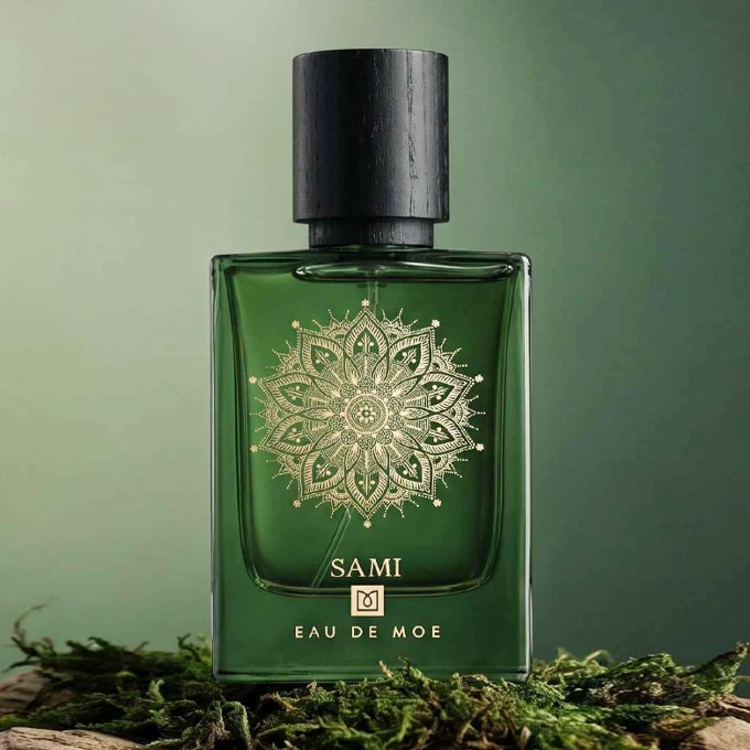 Sami Eau de Moe - Flacone su fondo verde